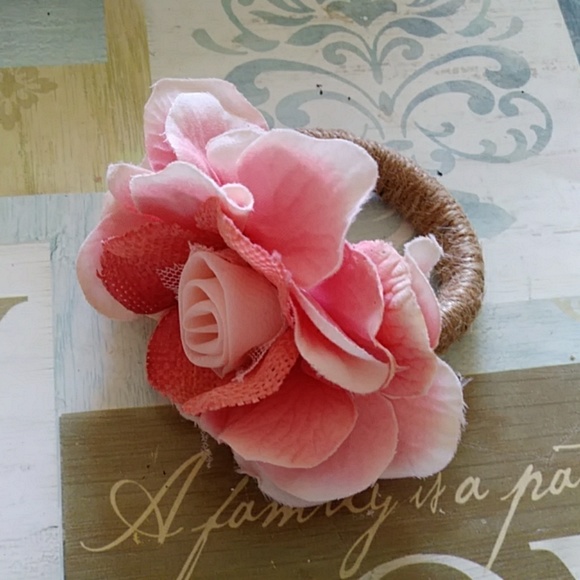 6 Beautiful Handmade Flowered Napkin Rings. - Picture 7 of 7